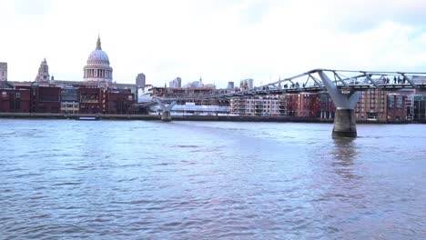 Tiro-De-La-Ciudad-En-Un-Lado-Del-Río