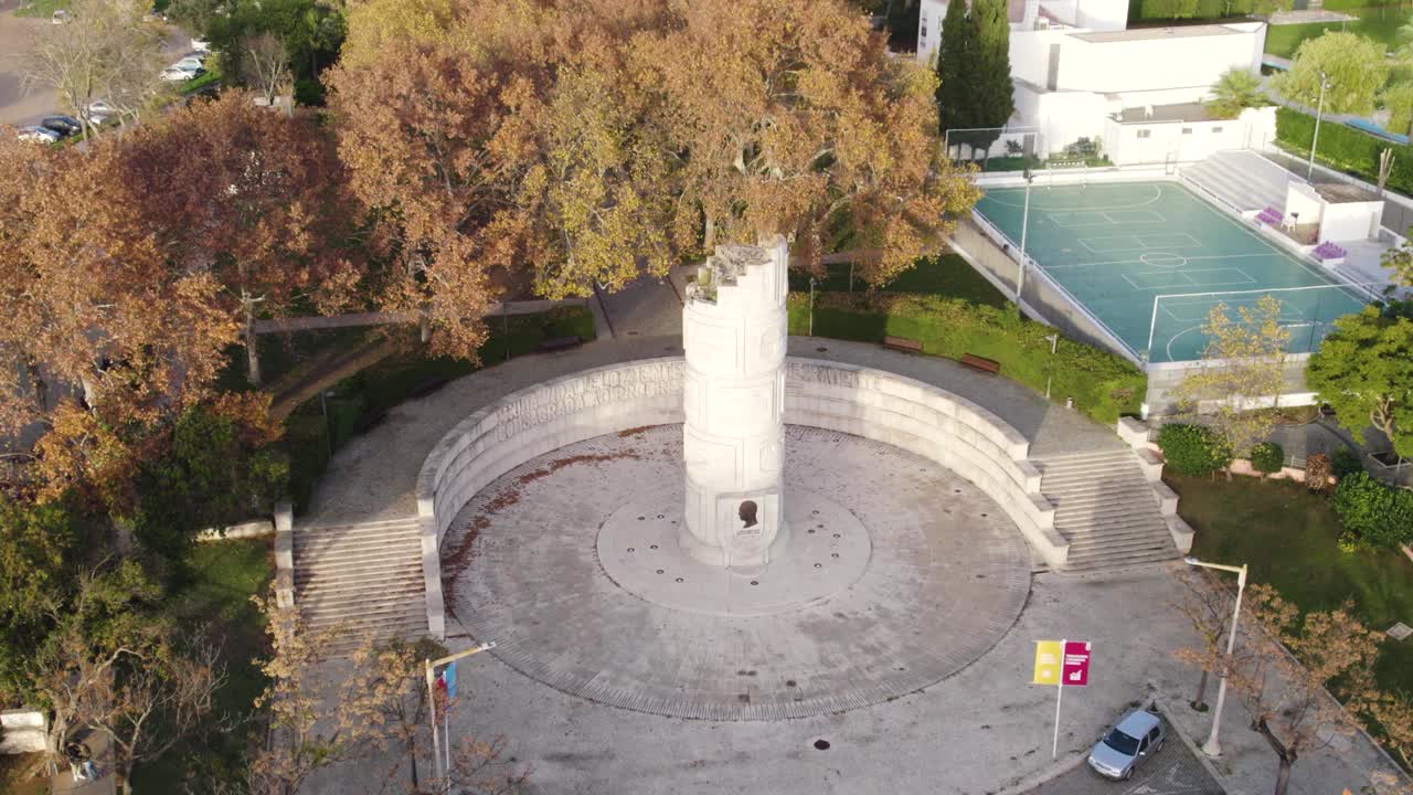 monumento al ingeniero duarte pacheco en loule, portugal, órbita aérea día soleado