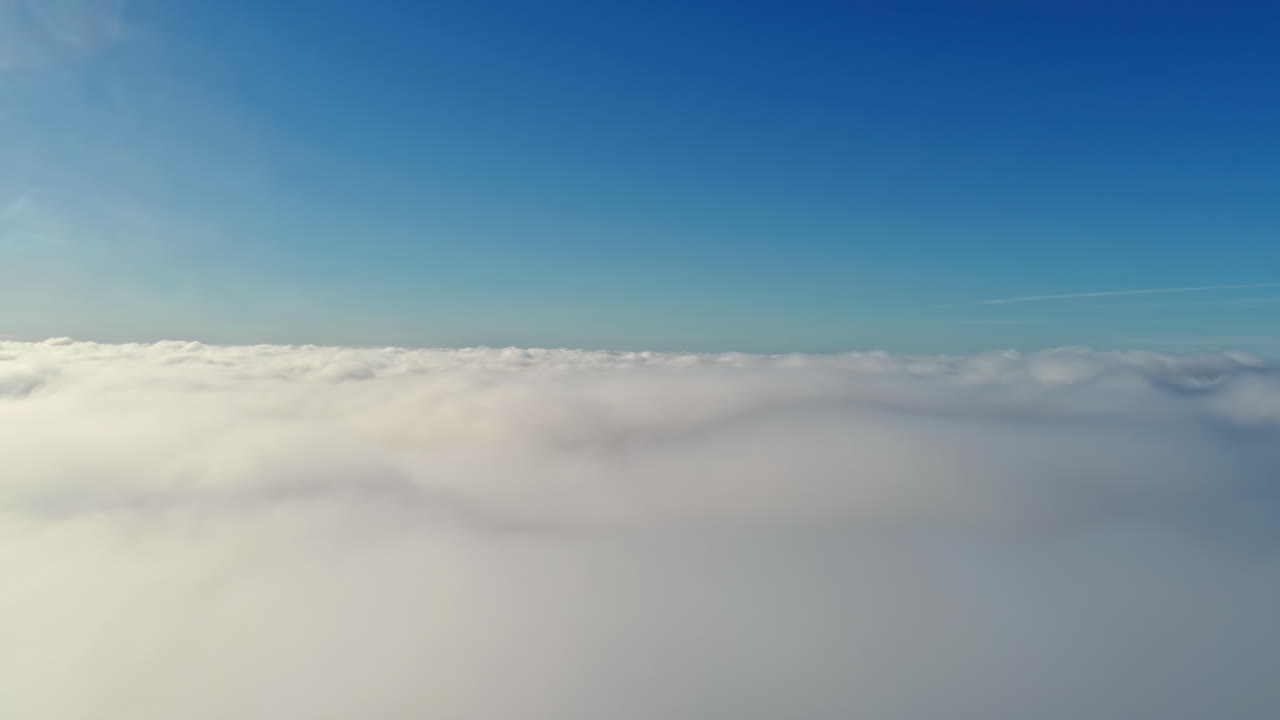 vista de drones desde arriba desde las espesas nubes blancas al amanecer