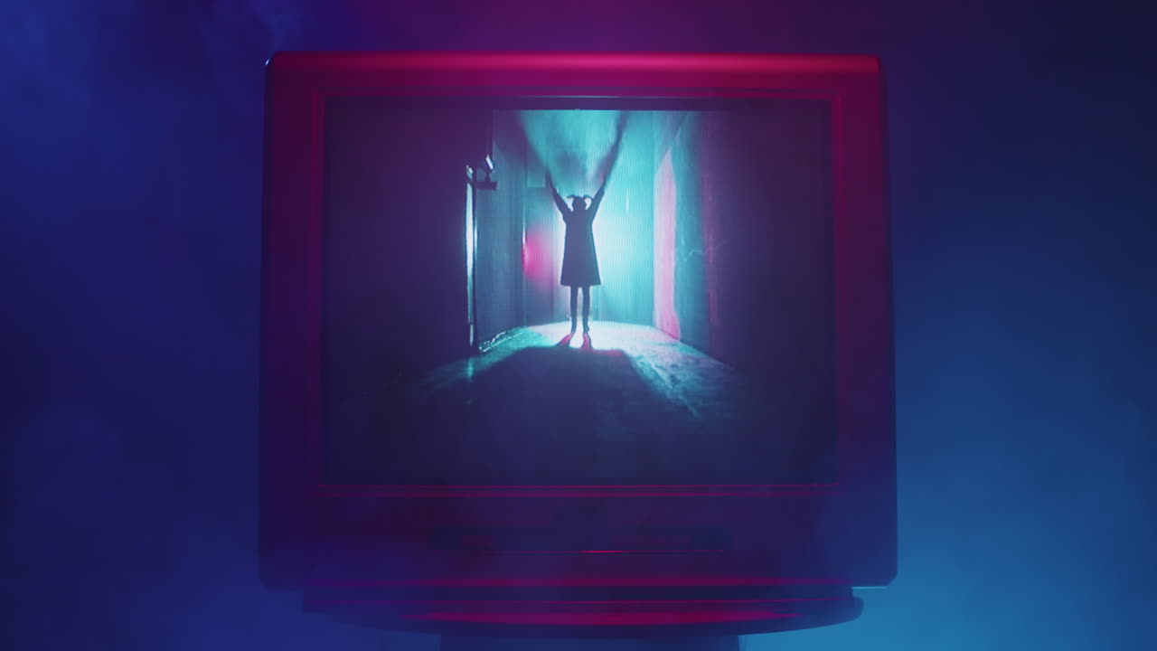 공포스러운 실루 그림을 보여주는 레트로 텔레비전