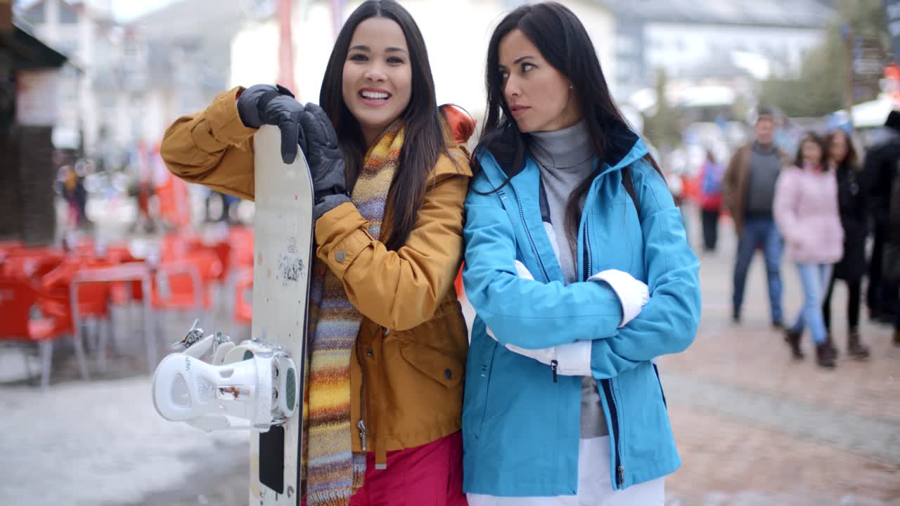 esquiadores con snowboard y brazos plegados