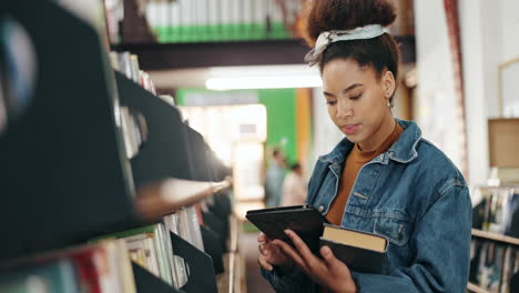 mujer joven investigando en una biblioteca