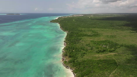 Herrliche-Aussicht-Auf-Den-Strand-Und-Das-Klare,-Grüne-Wasser-An-Der-Tropischen-Meeresküste-Mit-Sandstrand