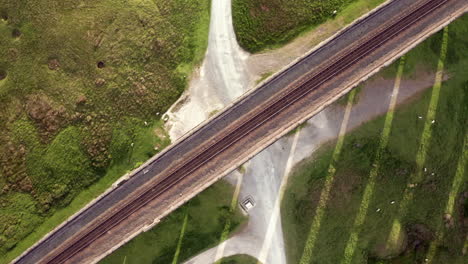 Tiro-Ascendente-Del-Viaducto-Ribblehead-En-El-Parque-Nacional-De-Los-Valles-De-Yorkshire-Desde-Una-Perspectiva-De-Vista-De-Pájaro