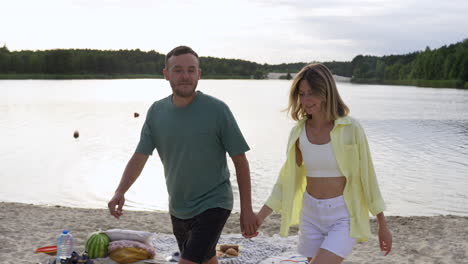 casal caminhando na praia