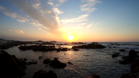 hermoso cielo de puesta de sol sobre la playa estatal de asilomar y la reserva natural