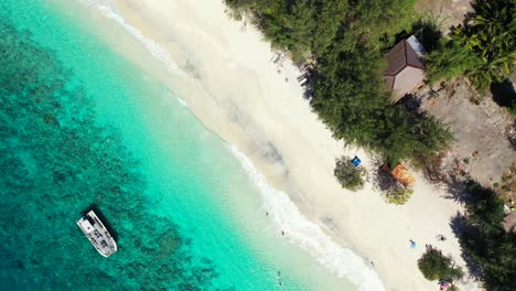 Bermuda-Inseln,-Paradiesischer-Weißer-Sandstrand,-Boote,-Die-Im-Vollkommen-Klaren-Meerwasser-Schwimmen