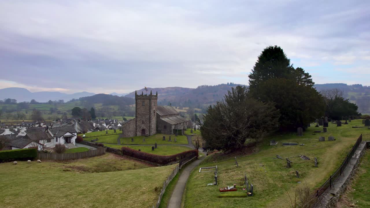 drone, imágenes aéreas del pueblo histórico de hawkshead, una ciudad antigua en el distrito de los lagos, cumbria