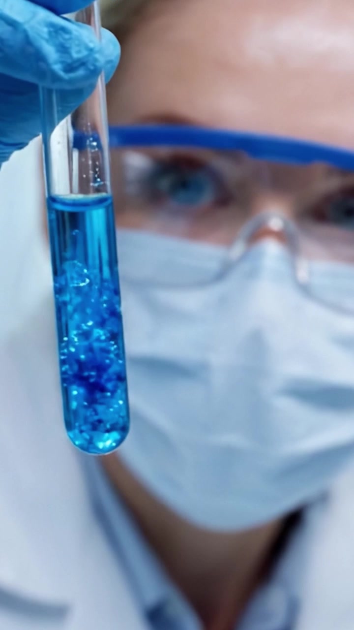 Un investigador concentrado realiza un experimento científico, utilizando técnicas precisas para analizar los hallazgos en un entorno de laboratorio, asegurando la exactitud y la seguridad en cada paso.