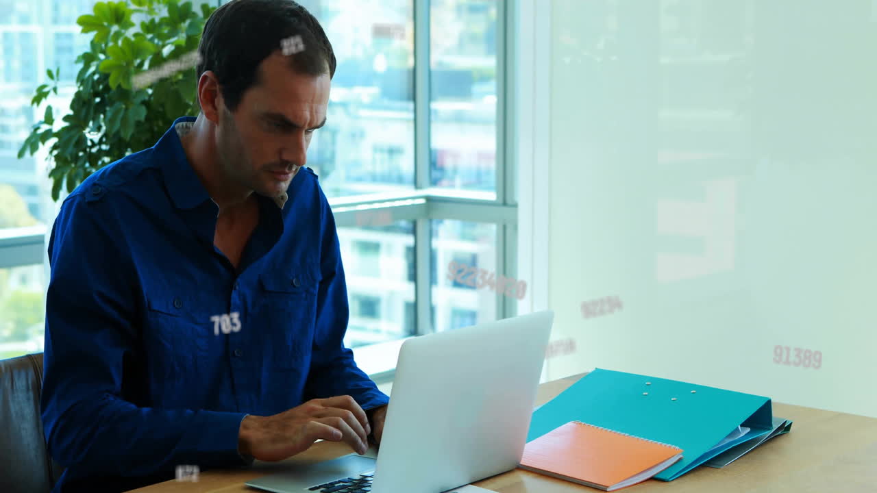 animación de procesamiento de datos sobre empresario biracial usando computadora portátil en la oficina