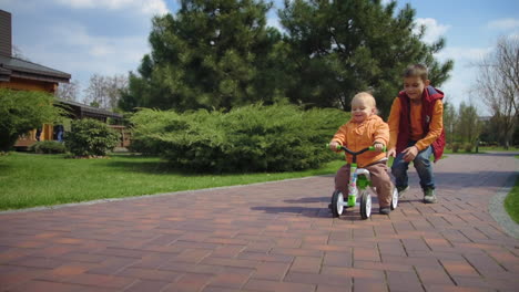 niños felices divirtiéndose juntos en el parque de primavera