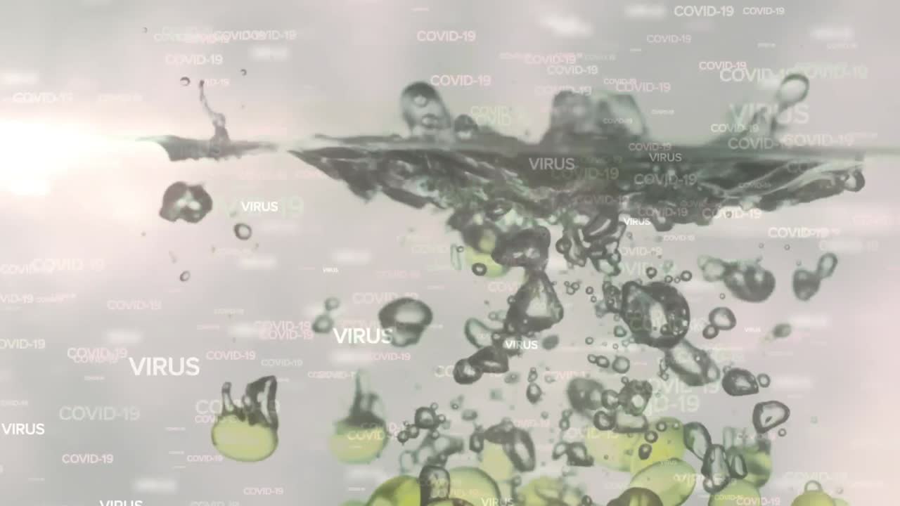 물에 떨어지는 알약 위에 떠다니는 코로나19 단어들의 애니메이션