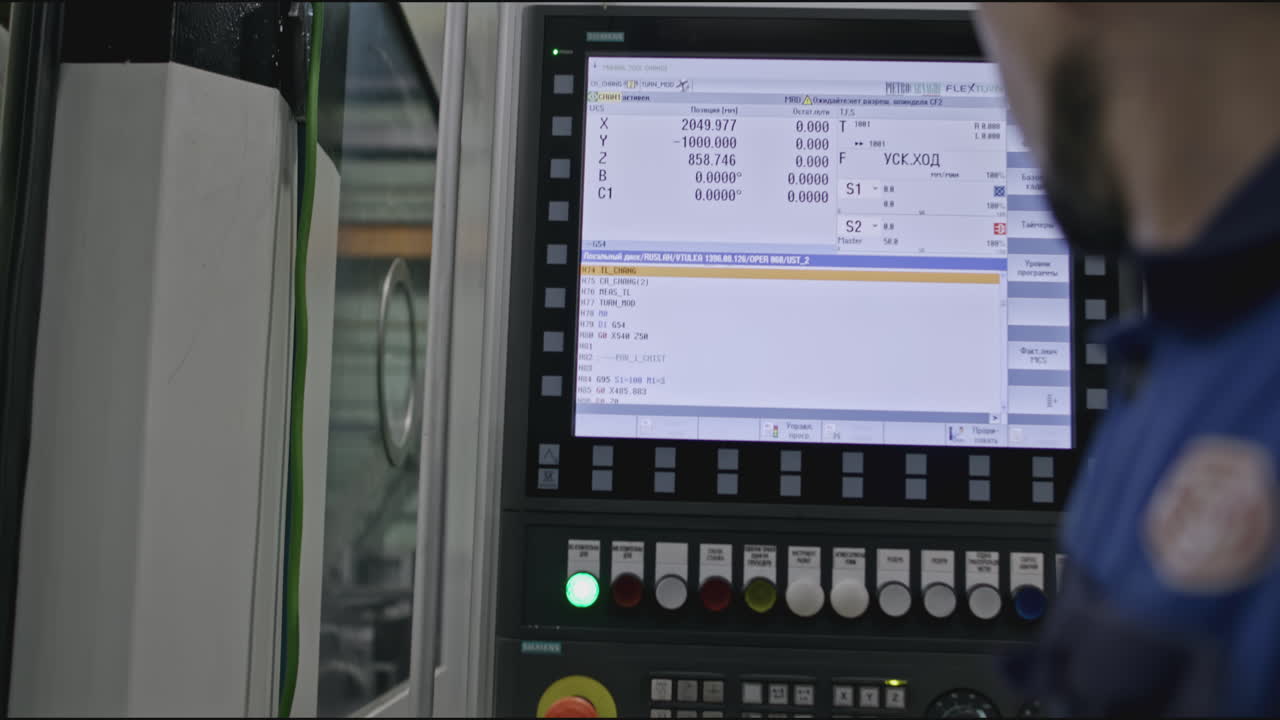 작업 중 cnc 기계 운영자