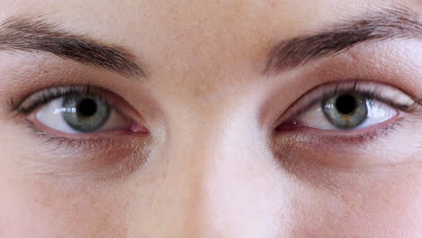 ojos, sorpresa y microblading con lentes de contacto