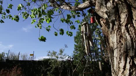 campanas de madera que soplan en el viento