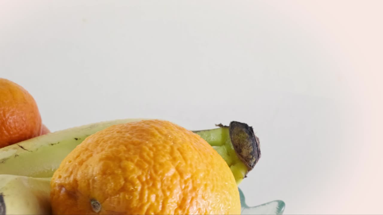 신선 한 바나나, 사과, 오렌지 및 만다린 을 가진 회전 과일 그