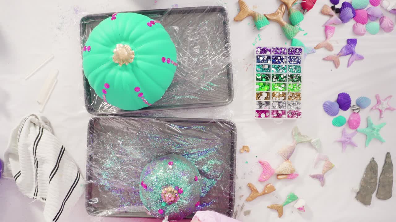 el arte de decorar calabazas con rhinestones, colas de sirena y conchas marinas