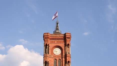 bandera ondeando en el ayuntamiento de berlín