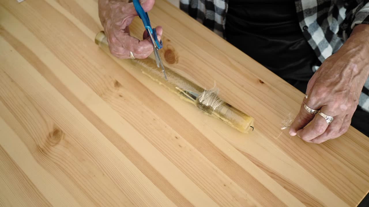 susurradora de polonia, rito popular, anciana preparándose para quemar lino