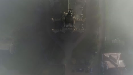 antena de arriba hacia abajo de la iglesia de estilo gótico en la ciudad rural de chochołów con niebla