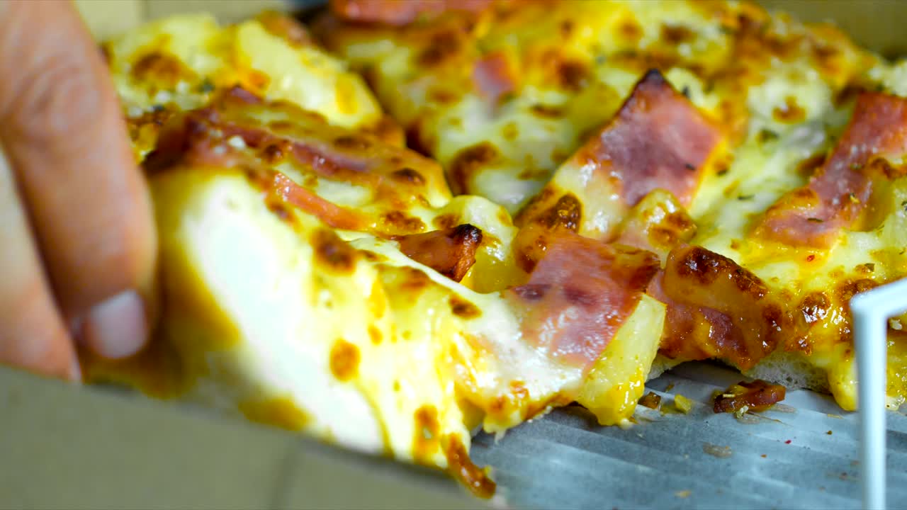 손으로 피자를 먹는 것