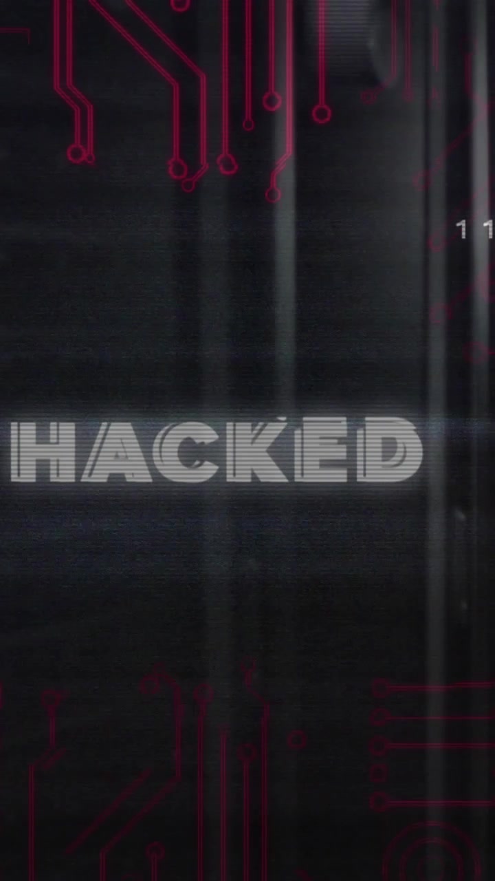Animation af "hacket" tekst over databehandling og serverrum.