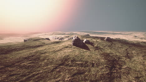paisaje de montaña al atardecer con el tono en primer plano en el campo