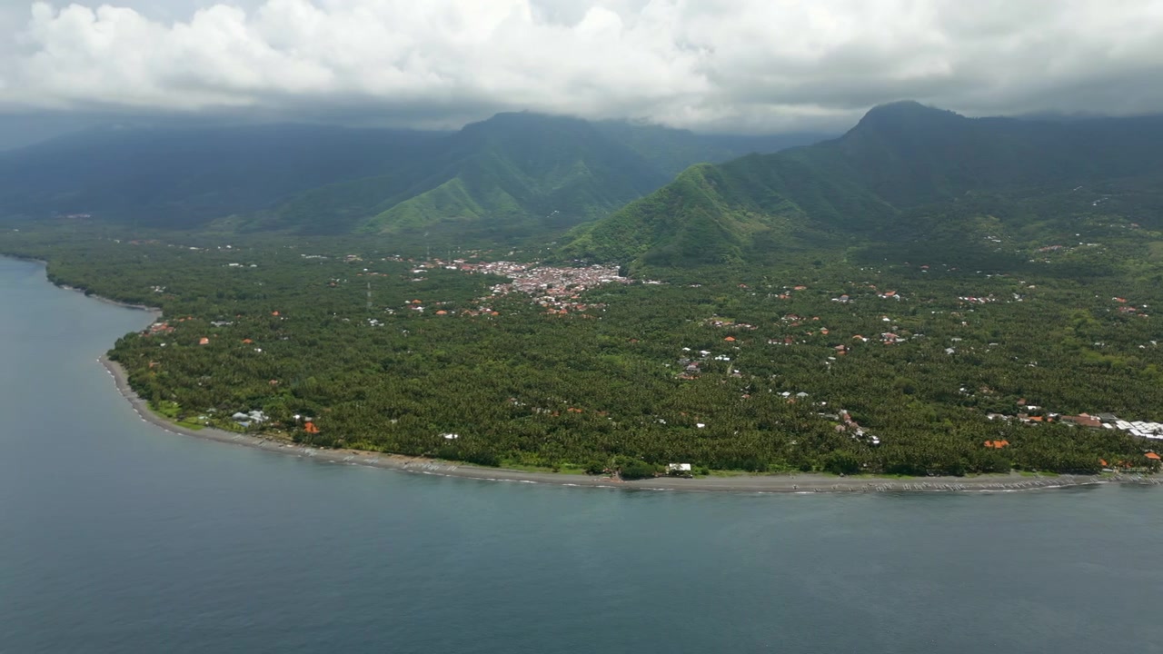 Costa tropicale vicino a Gretek, Bali nord-orientale, Indonesia. Drone, ripresa dall'alto, panoramica a sinistra, 4K 60FPS