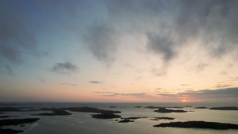 Sonnenuntergang-über-Den-Granitfelsen-Der-Schwedischen-Westküste