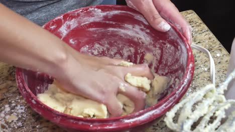 Manos-Femeninas-Anónimas-Mezclando-Y-Preparando-Masa-Casera-Amasando-En-El-Tazón-De-La-Cocina-Cerrado