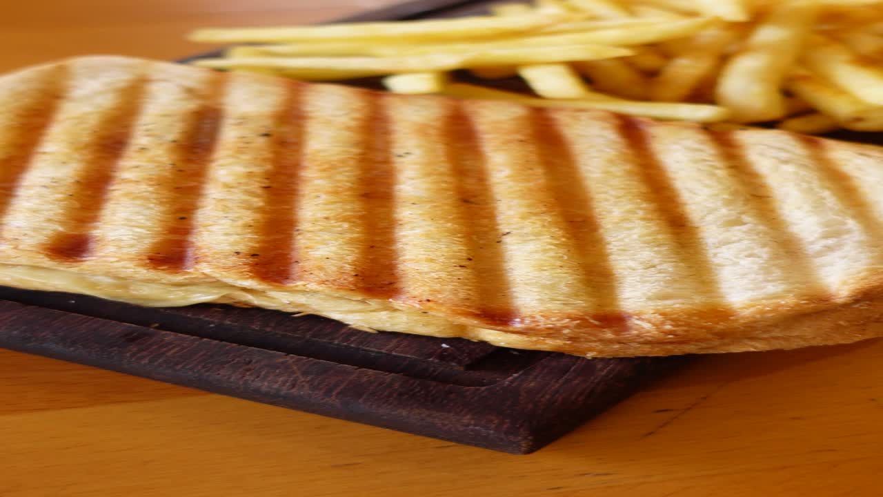 Sandwich al formaggio alla griglia con patatine fritte