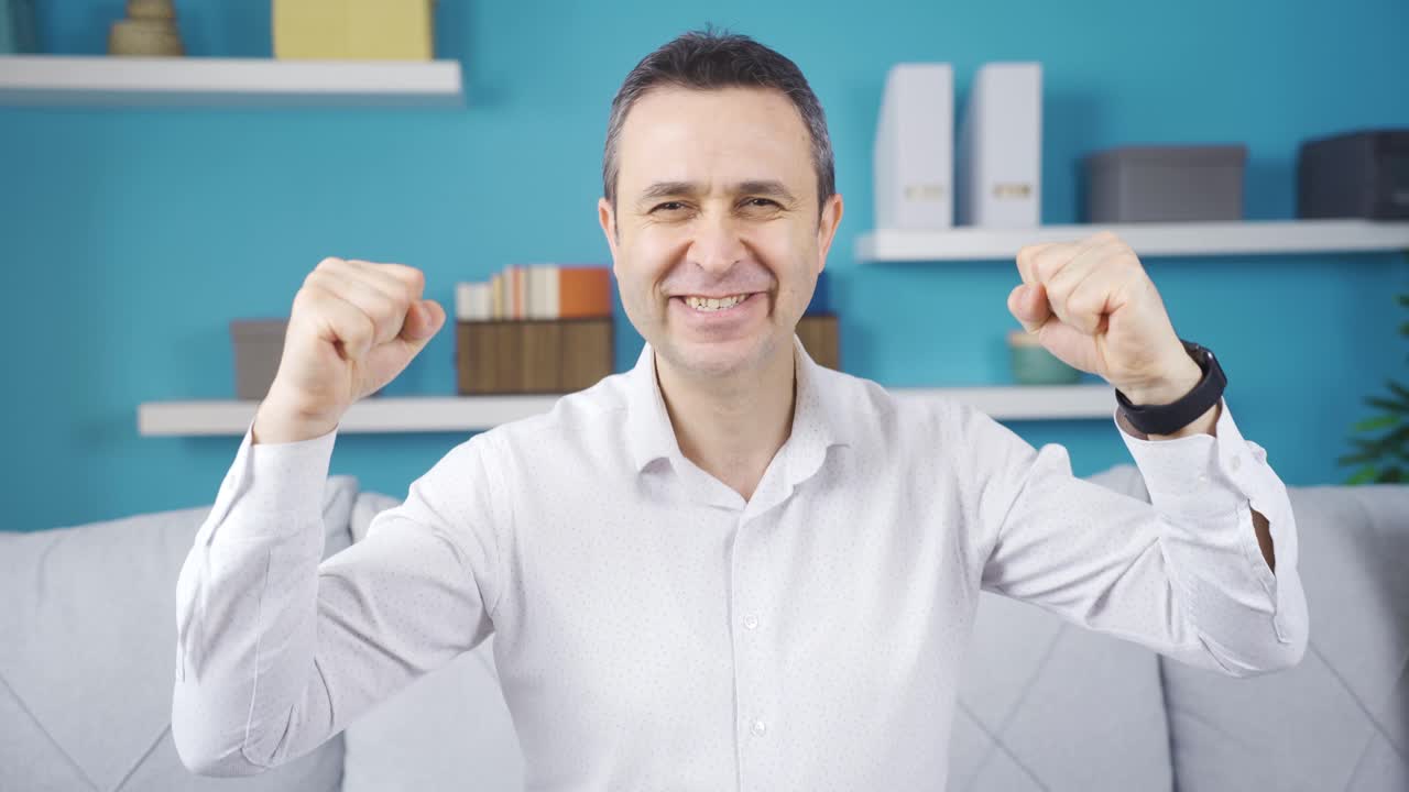 집에 있는 행복한 남자.