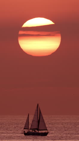 puesta de sol sobre el mar en vertical