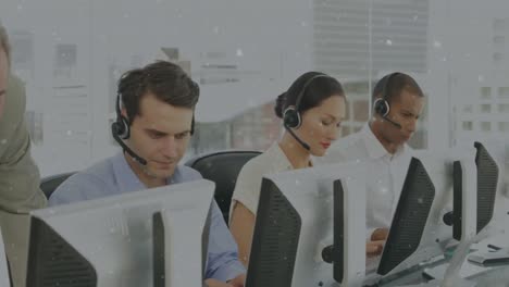 partículas blancas flotando contra contra el equipo de ejecutivos de atención al cliente que trabajan en la oficina