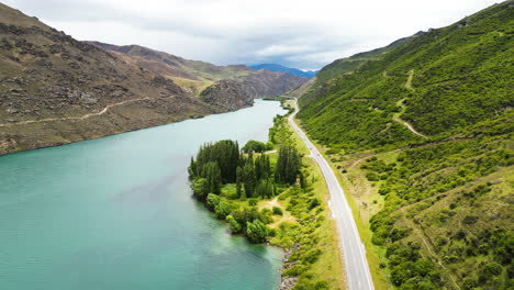 Vista-Aérea-De-La-Pintoresca-Carretera-Estatal-De-Nueva-Zelanda-En-La-Orilla-Del-Río-Clutha