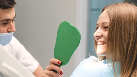 el dentista examina los dientes del paciente