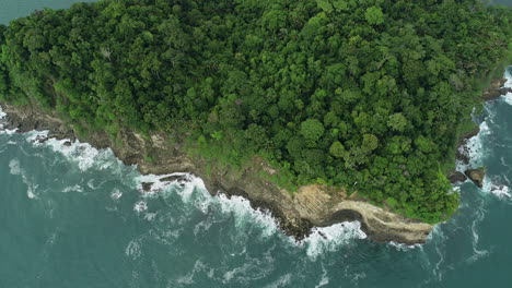 Vista-Aerea-Del-Encuentro-Del-Mar-Y-El-Bosque-En-Manoel-Antonio,-Costa-Rica