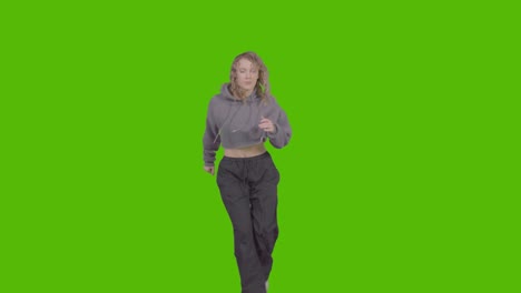 Studioaufnahme-Einer-Jungen-Frau,-Die-Spaß-Beim-Tanzen-Gegen-Green-Screen-Hat-38