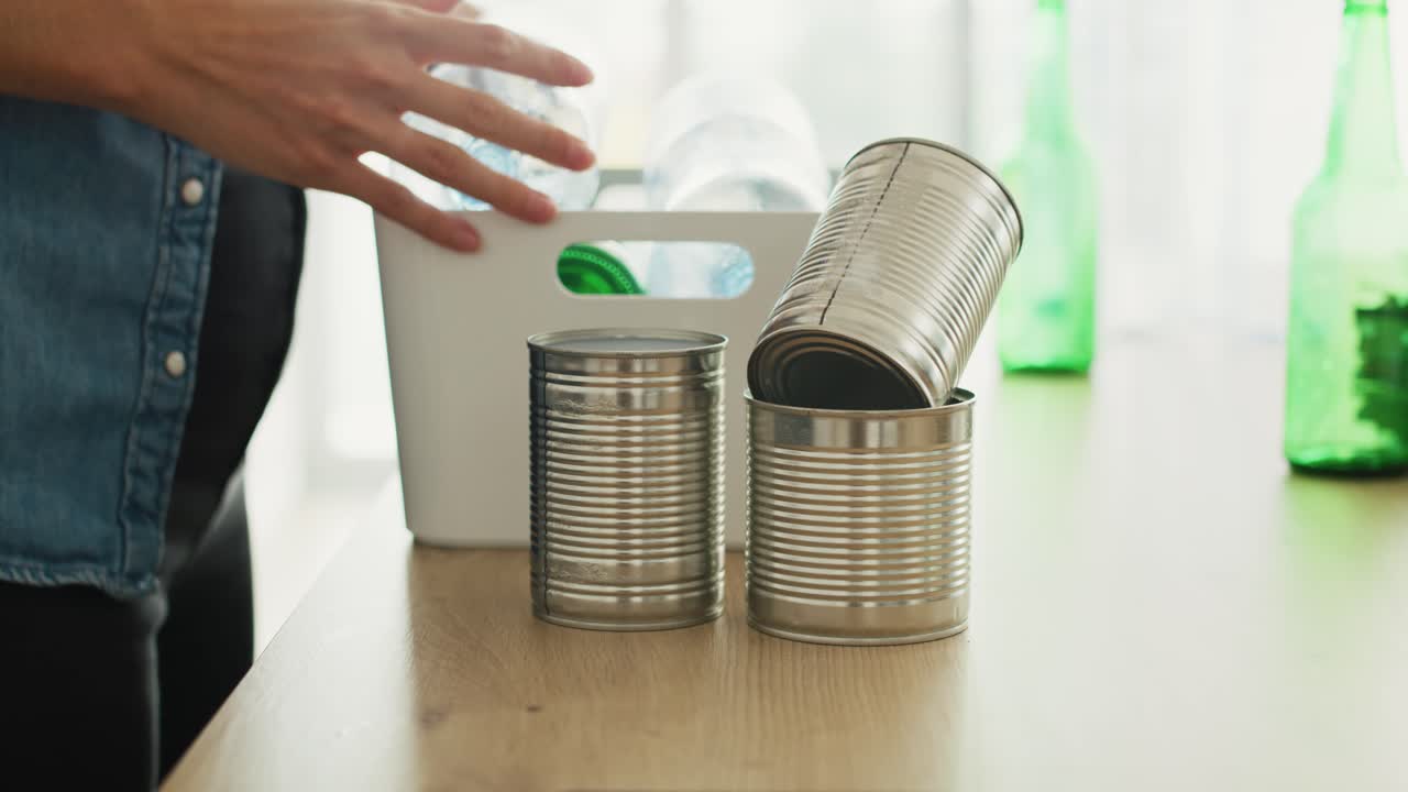 재활용 또는 재사용을 위해 각종 포장재를 준비하는 비디오