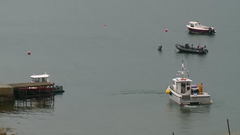 Ein-Kleines-Motorboot-Verlässt-Das-Dock