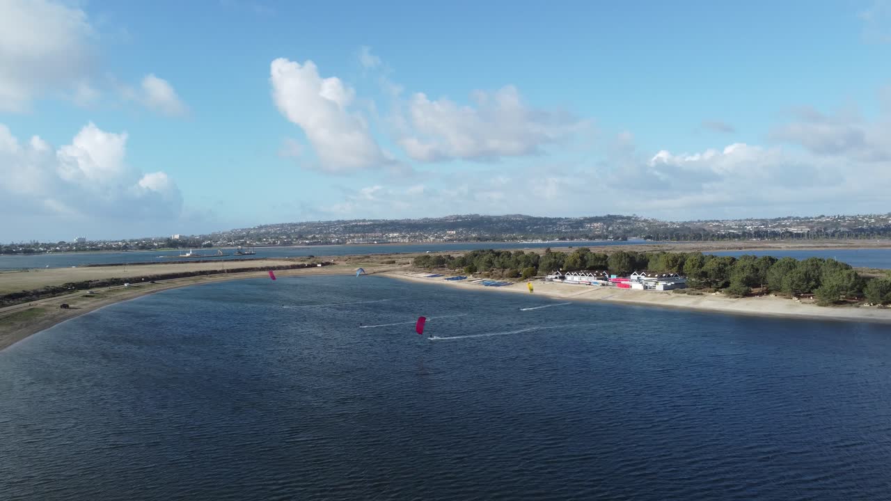 에어리얼 플라이오버: 샌디에이고 미션 베이에 있는 피에스타 아일랜드 파크에서 카이트 서핑을 하는 사람들