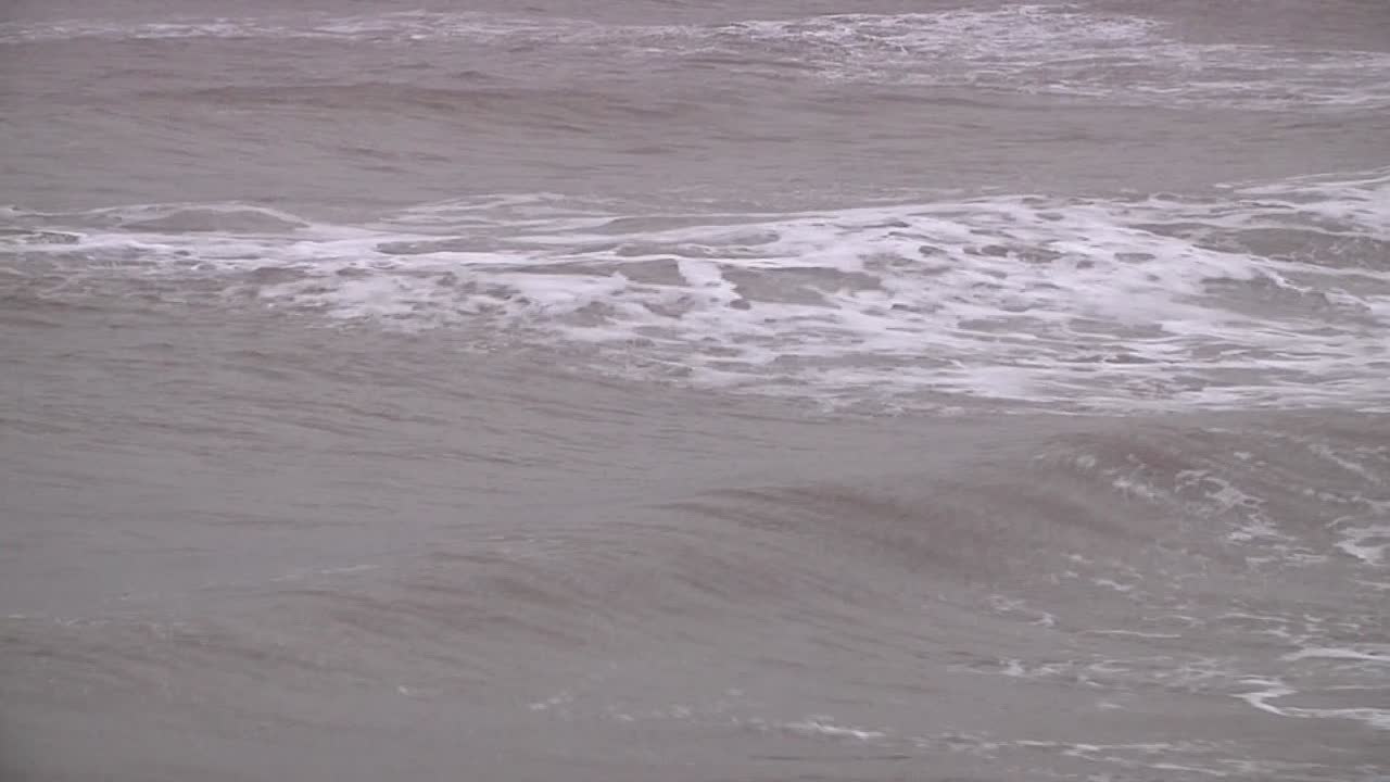 해안 근처에서 부서지는 파도