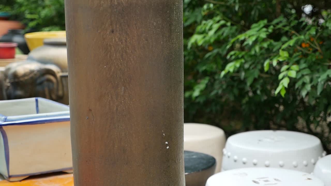 상점의 다양한 종류의 다채로운 세라믹 가구