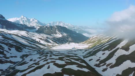 Vista-Aérea-Del-Pequeño-Paso-De-San-Bernardo-En-Los-Alpes