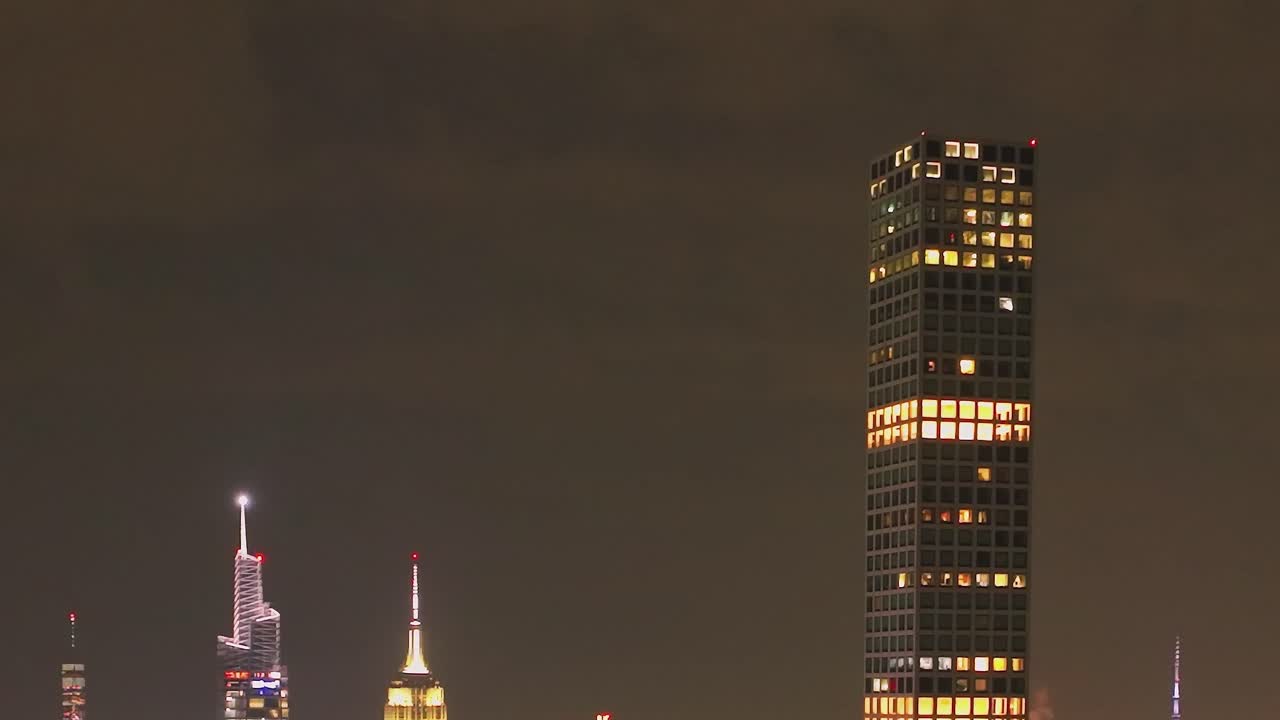 Iconiche torri di Manhattan sotto il cielo notturno