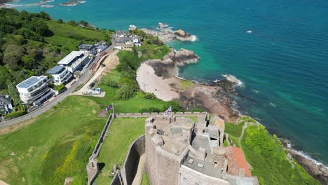 ziehen sie die drohnen-antenne zurück und zeigen sie mont orgueil castle , jersey