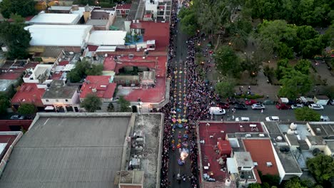 elevación cultural, guelaguetza desfile delegaciones desde arriba en la ciudad de oaxaca, méxico