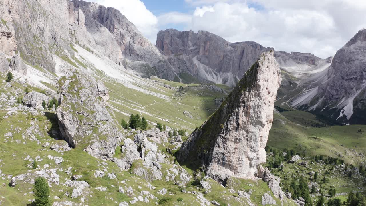 formación de montaña rocosa en dolomitas, picos gemelos de pieralongia vista aérea de cerca