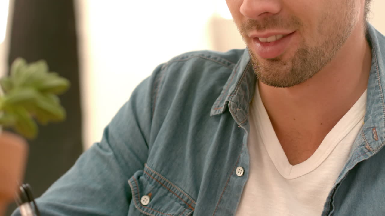 창의적인 스터가 메모를 쓰고 있습니다.