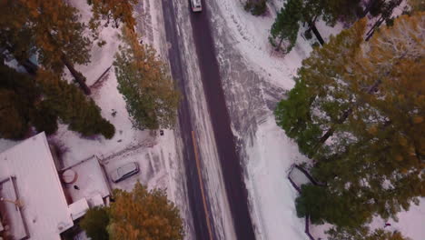 tiro de drone de carretera nevada cerca del lago tahoe en la mañana